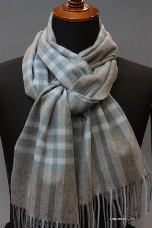 今日はジョンストンズのカシミヤのチェックロングストールのご紹介。