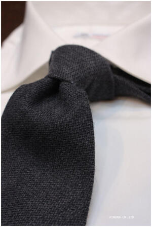 服はあ3色以内か？もっと究極は一色にしてトーンの違いだけで差を付ける。