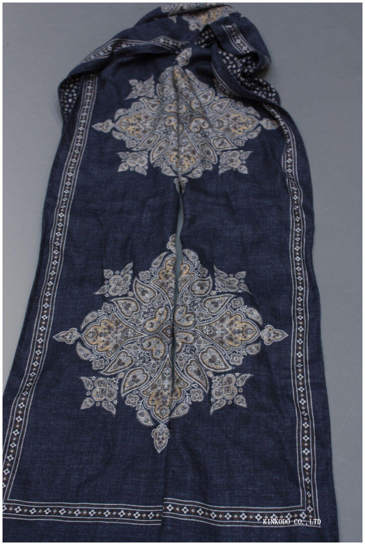 matti totti（マッティ・トッティ）／ITALY のパネルの額縁効果で洒落る　ネイビーのメダリオンと小紋のツーフェイスストール