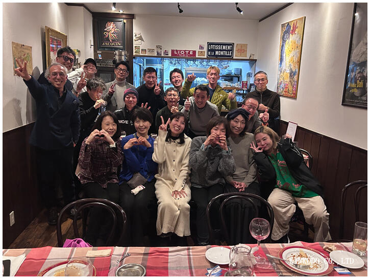 チーム金港堂新年会の集合写真