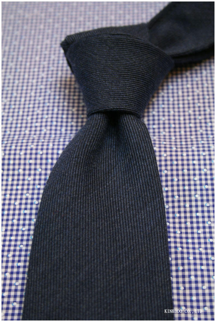 イタリア製生地を使ったウールシルクのネイビーブルーのソリッドタイのネクタイ