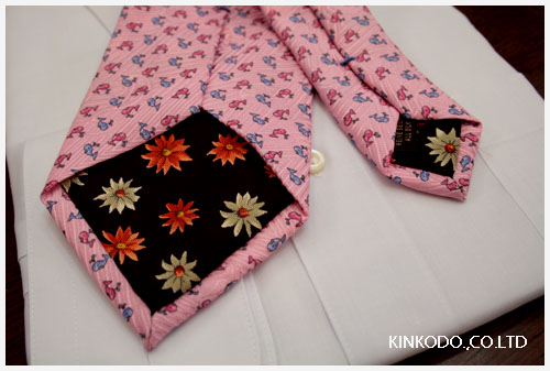 ピンクのタイの裏