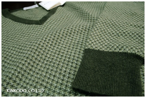 DARMON　グリーンVネックセーター　細かな柄行