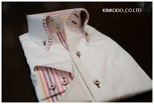 二枚衿のクレリック風の美しいシャツ。