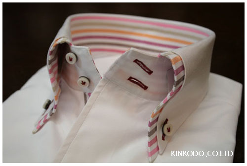 二枚衿のクレリック風の美しいシャツ。