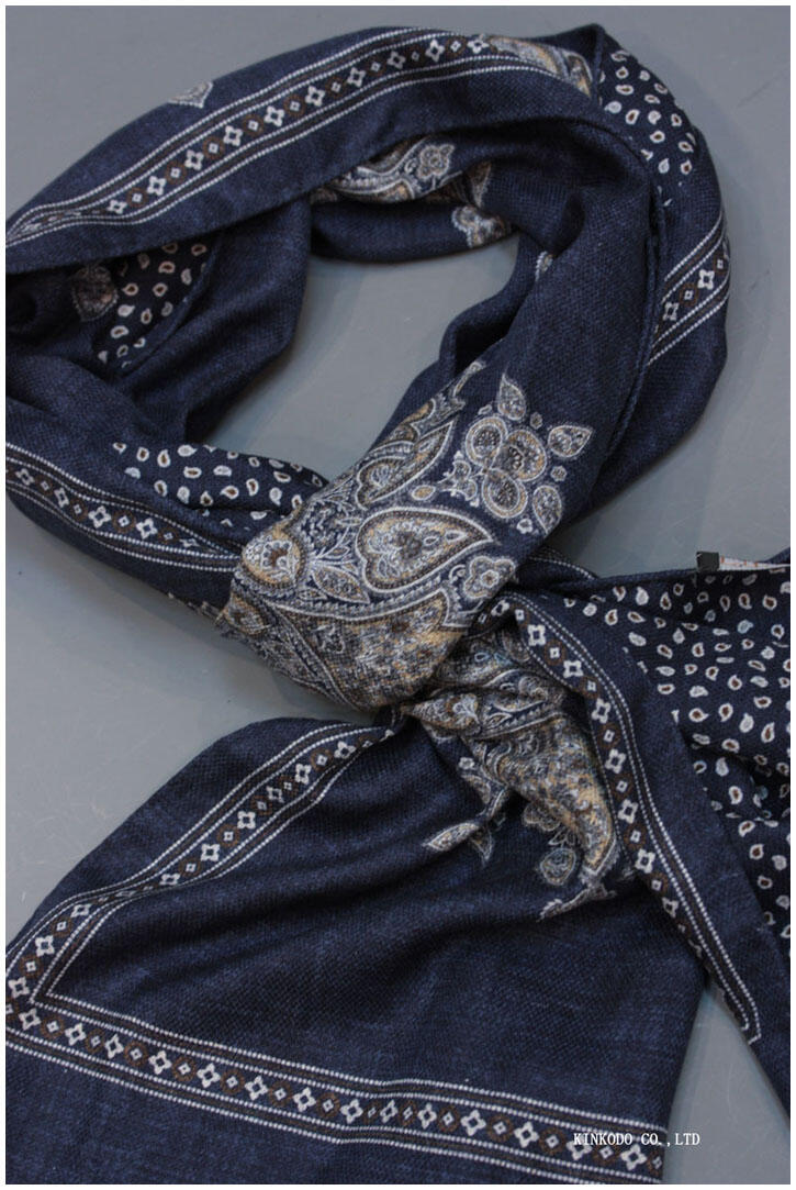 matti totti（マッティ・トッティ）／ITALY のパネルの額縁効果で洒落る　ネイビーのメダリオンと小紋のツーフェイスストール