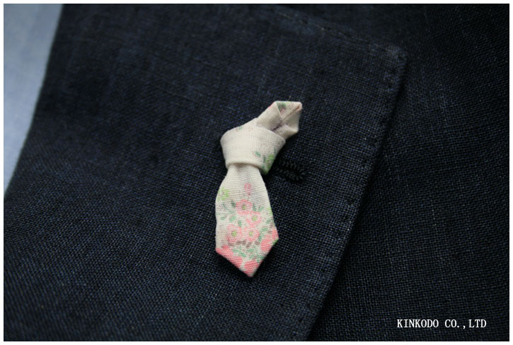 ネクタイの形をしたラベルピン