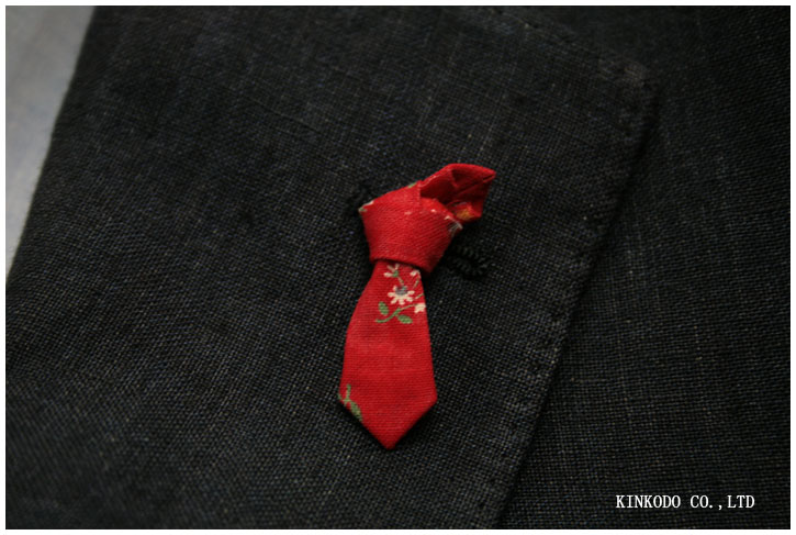 ネクタイの形をしたラベルピン