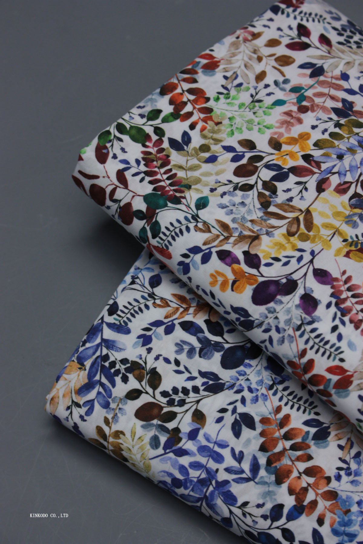 マルチカラーのリーフプリント　TEXTA　テキスタ社製生地　綿100％