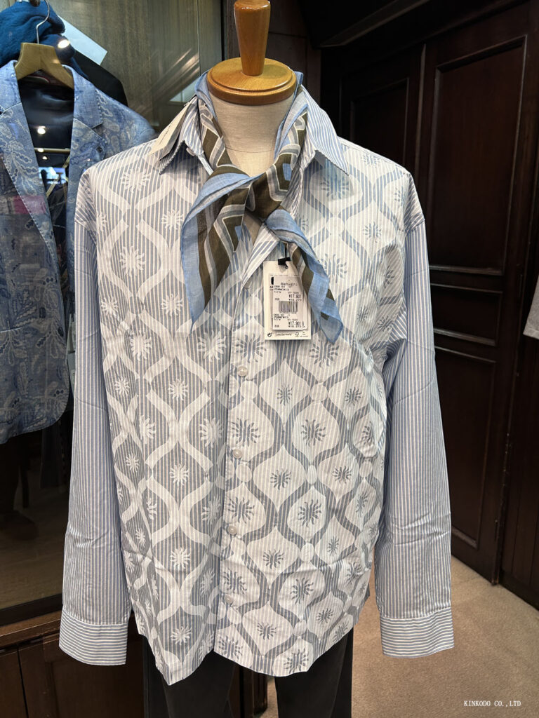 ルーズシルエットのDesigualの春シャツ