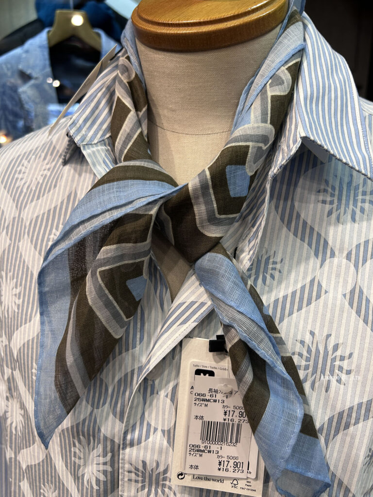 シャツに小さめストールを合わせた春のコーディネート