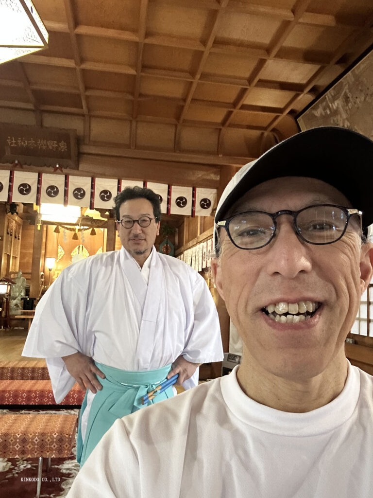 櫻木神社の宮司とのツーショット