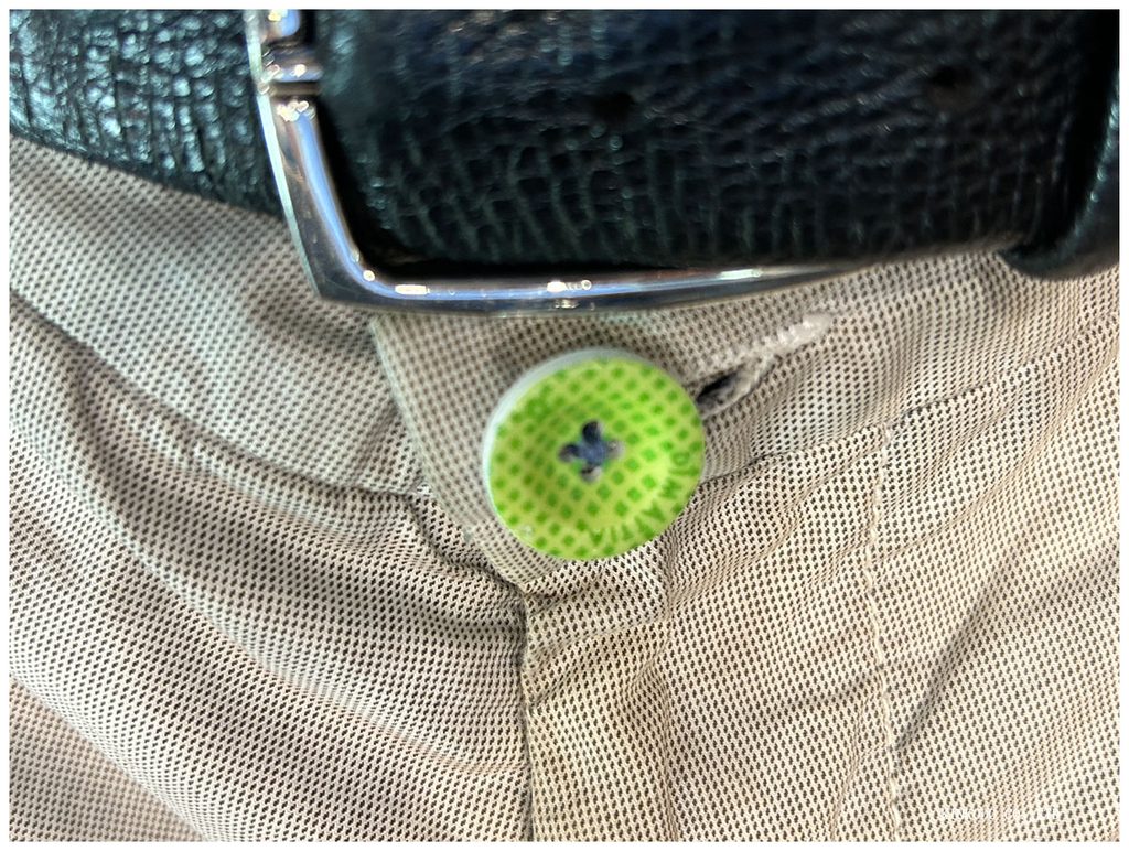 パンツのフロント部分のボタンが見えている写真。