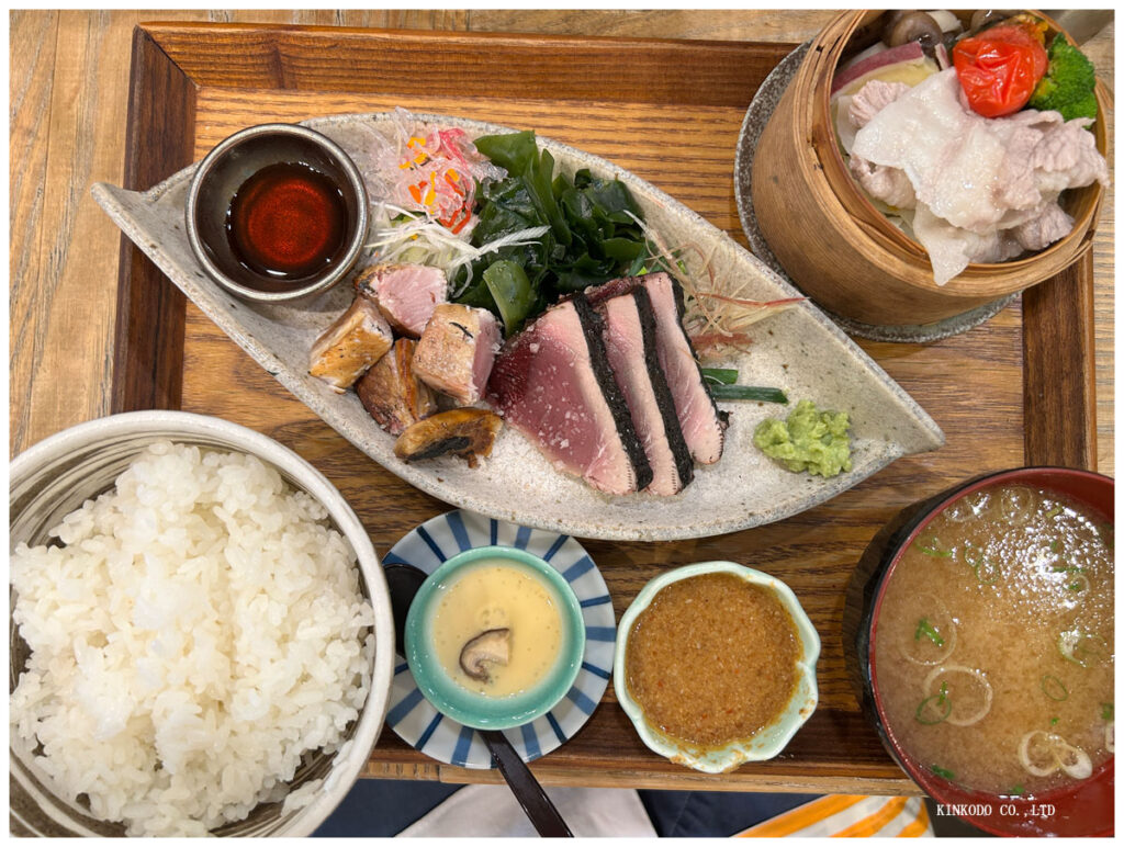 ブリとカツオと四万十豚の定食