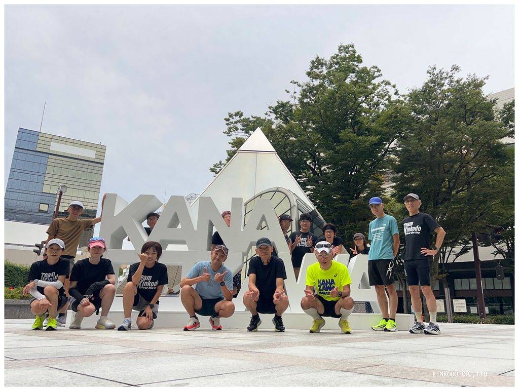 KANAZAWAのモニュメントの前で