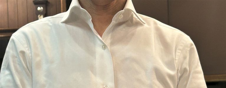 衿を立てて着たい。そういうお客様にはワイド系のシャツを。