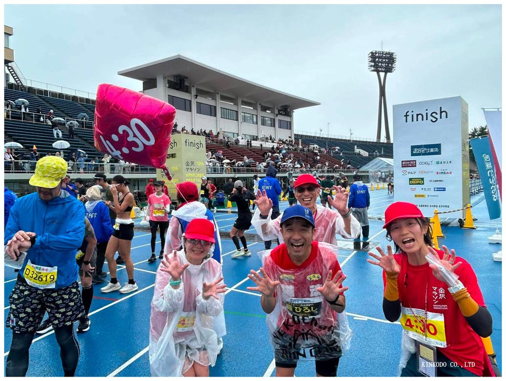 金沢マラソン4時間30分ペースランナーゴールの写真