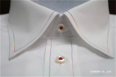 レインボーカラーの糸で縫ったシャツ