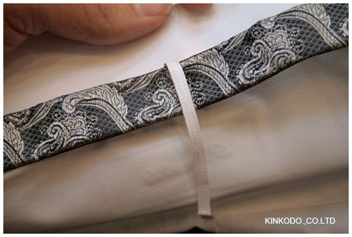 ウイングカラーシャツの後ろに付いているループは何に使うのか？