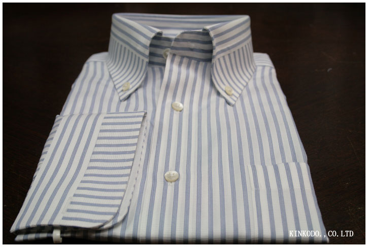 衿カフスのストライプを半分で方向を変えるデザインのオーダーシャツ