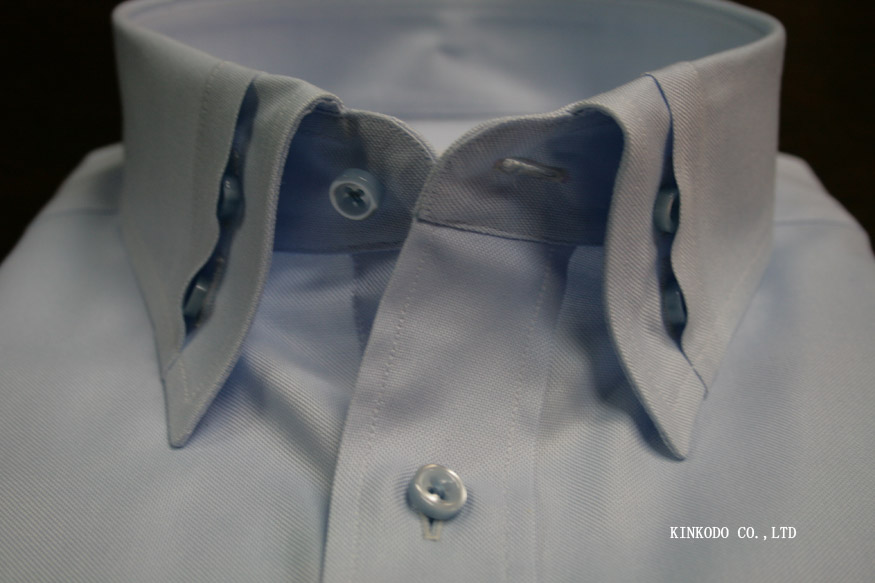 縦二列の比翼ボタンダウンのデザイン