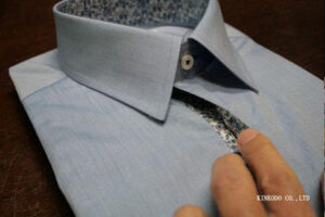 衿とカフスの裏にプリント生地を配置したオーダーシャツ