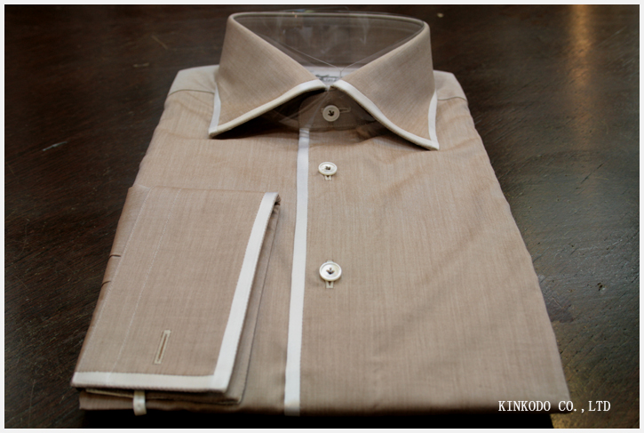 サテンの生地を衿カフスの縁取りにしたドレッシーなシャツ