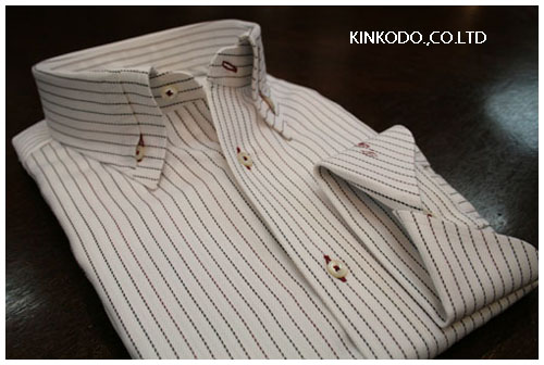 マイタカラーのボタンダウンの衿デザイン