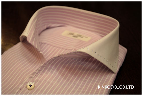 第一ボタンのないオープンスタイルのクレリックシャツ