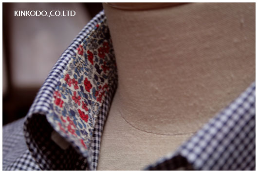 ボタンダウンにリバティープリントを使ったシャツ