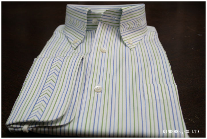 衿とカフスの中心でバイアスに繋いだ生地を配置したオーダーシャツ