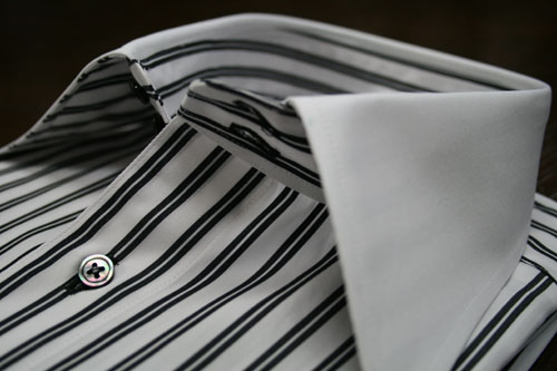 衿アップの特殊クレリックカラー