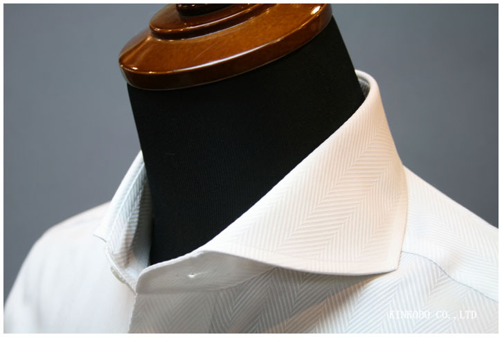 カッタウェイカラー（2）制作例（ボタンを外した状態2）