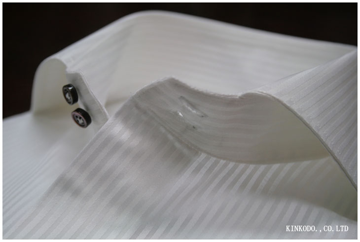 シャープな衿台のカッタウェイドゥエボットーニ