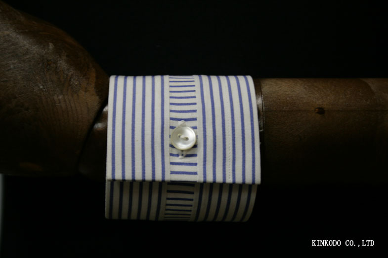 K3 カフス中央のストライプ方向を逆にしたディテール