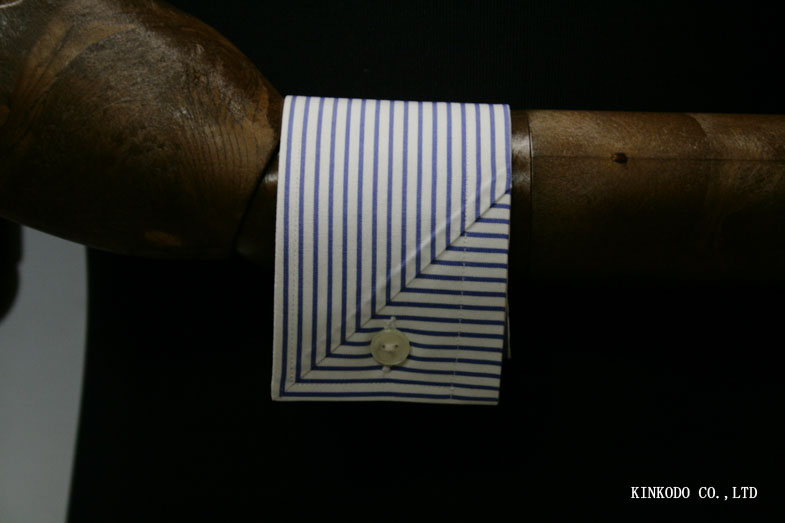 K1 カフスのボタンホール側（外側）をバイアスに裁断し繋げたディテール