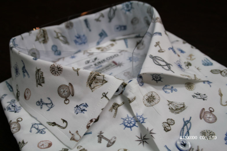 ループを留めた開襟シャツ