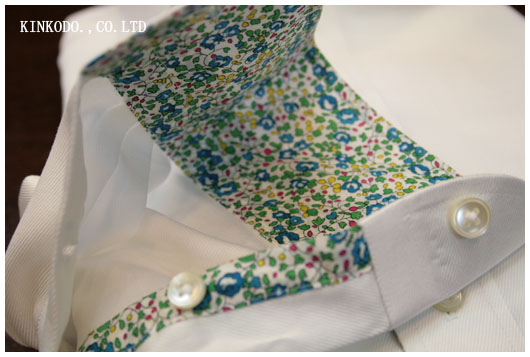 剣ボロ下までリバティープリントを使ったシャツ