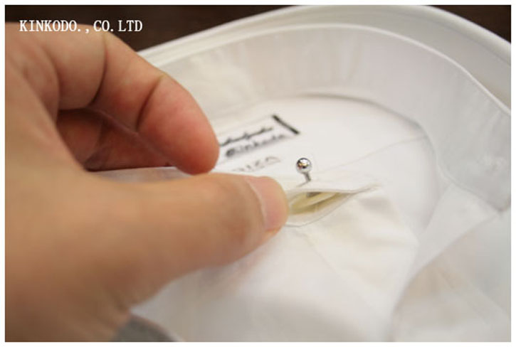 前後ボタンの留具を挟み込む構造