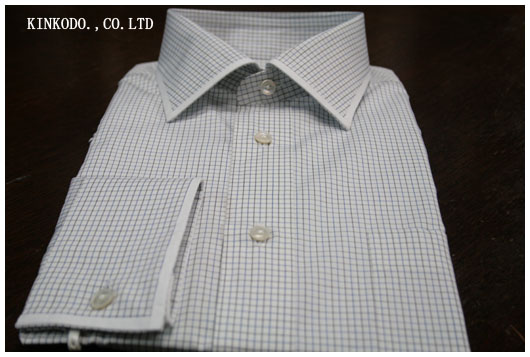 白で縁取りした衿のクレリックデザイン