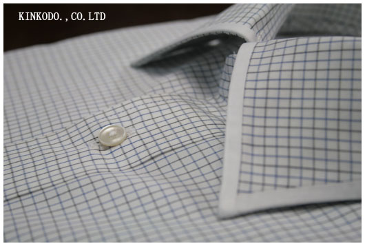 縁取り白クレリックシャツの細部