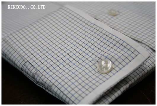 衿とカフスの縁を白で仕上げたオーダーシャツ