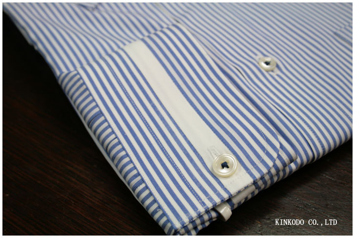 生地の間に白を入れる特殊クレリックのオーダーシャツ