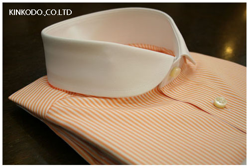 横から見たラウンドカラーのクレリックシャツ