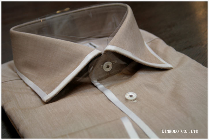 サテン使いのシャツをスーツに合わせた印象