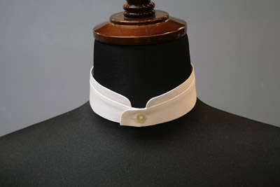 二段のスタンドカラー