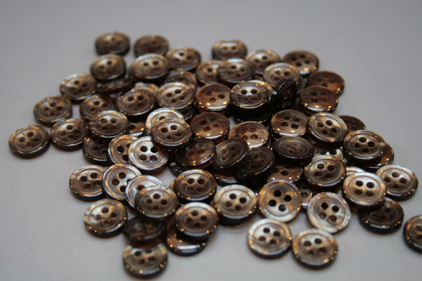 プラスチック ブラウン 四穴 2ミリ厚