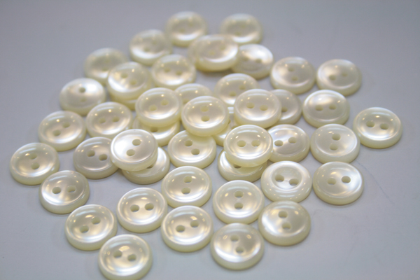 プラスチック ホワイト 二穴ボタン