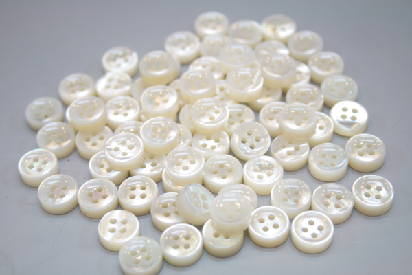 白蝶貝 4つ穴 4ミリ厚