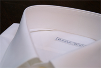 ７）生地のブランドタグのみ衿（ヨーク）裏に付ける